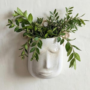 Jardinière murale en céramique beige : vase mural en poterie pour décoration de fleurs et de boutons