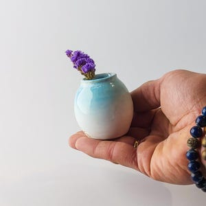 Minivasen Miniatur Keramik Weiß und Türkis Blumenvase 6 cm hoch, 5 cm Durchmesser. Handgemachte Mini einzigartige Keramikpflanzer für Sukkulenten