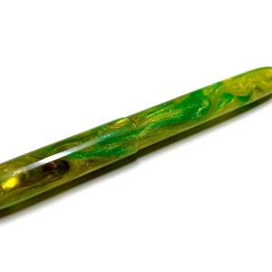 Puede incluir: Una pluma estilogr&aacute;fica verde y dorada con un dise&ntilde;o de m&aacute;rmol.