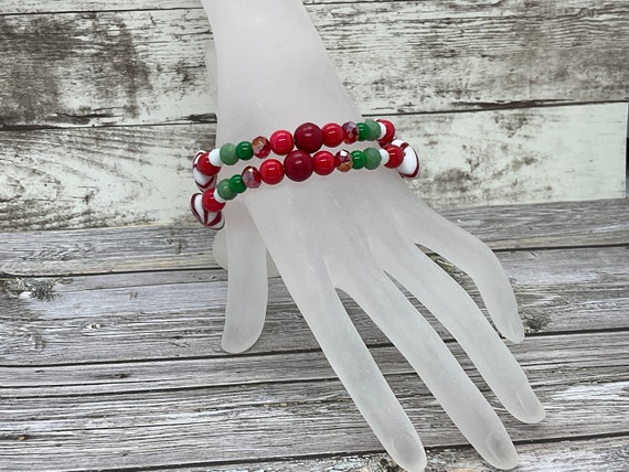 Set Di 6 Braccialetti Natalizi Con Perline E Ciondoli – Elastici E Impilabili, Tema Rosso E Verde – Regalo Fai Da Te Per Donne E Ragazze