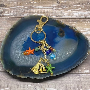 Gold Segelboot Charme Edelstein Perlen handgefertigte Schlüsselbund Charme, Taschenanhänger, Geburtstagsgeschenk, Geschenk für besonderen Anlass