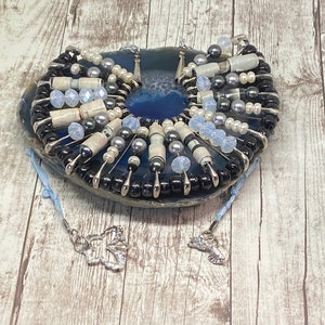 Collana con spilla di sicurezza in stile bavaglino con perline di carta fatte a mano nere e blu, regalo per lei