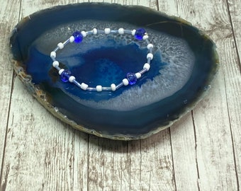 Pulseira elástica estilo tênis simples com miçangas azuis safira, feita à mão