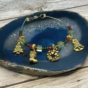 Handgemachtes Weihnachts Bettel Armband: Rocailles & Gold Anhänger