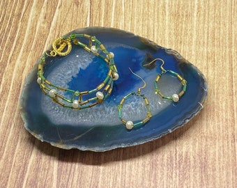 Conjunto de pulsera y aros de perlas hechos a mano: cuentas de corneta de oro verde