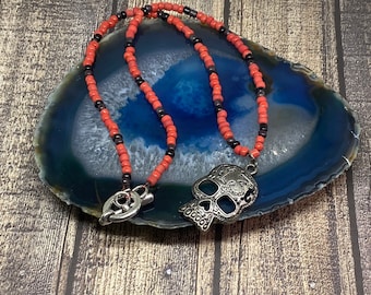 Collier orange et noir à breloques tête de mort d'Halloween, fait main