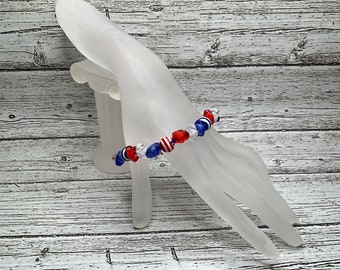 Bracciale elastico fatto a mano con perline patriottiche: rosso, bianco e blu