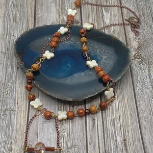 Collar de cuentas de mariposa hecho a mano: largas capas de madera y cristal