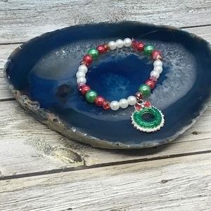 Christmas Wreath Charm Bracelet: Pearl & Glass Beaded Stretch Bracelet