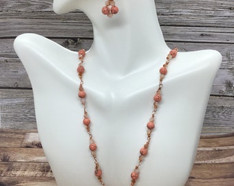 Set di collana e orecchini in howlite color salmone fatti a mano