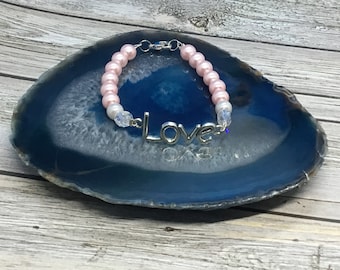 Pulsera con dije de perla rosa "Love": detalle de diamantes de imitación
