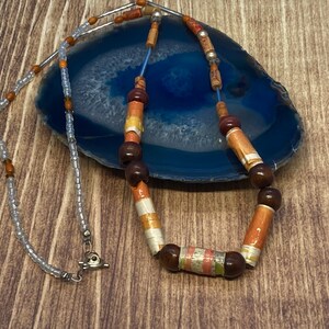 Collana lunga con perline di carta marrone, collana di perline, fatta a mano