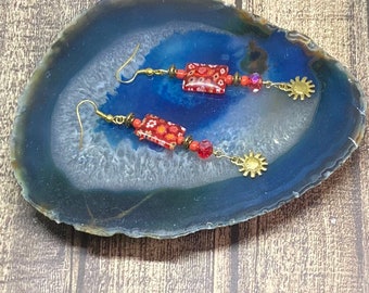 Orecchini con perline e ciondolo a forma di fiore in vetro millifori rosso, realizzati a mano