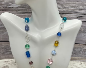Collar de piedras preciosas arcoíris hecho a mano: estilo de cuentas envueltas en alambre