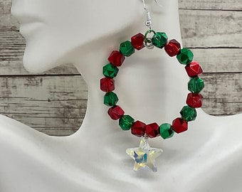 Pendientes de aro navideños: pendientes de estrella con cuentas rojas y verdes
