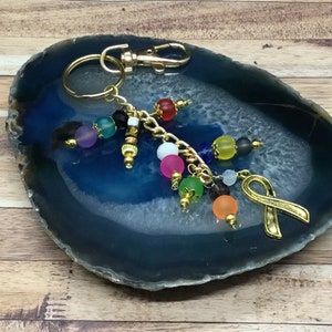 Band Schlüsselanhänger, Regenbogen Schlüsselanhänger, Geldbörse Charme, Taschenbaumler, Geburtstagsgeschenk, Geschenk für besonderen Anlass, Schlüsselanhänger, handgemacht