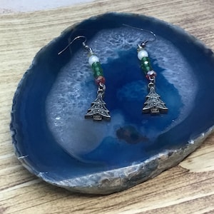 Puede incluir: Un par de pendientes de árbol de Navidad de plata con cuentas verdes, rojas y blancas.