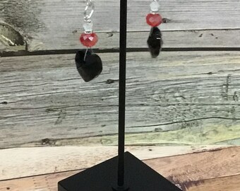 Pendientes de corazón negro hechos a mano con detalles de cristal.