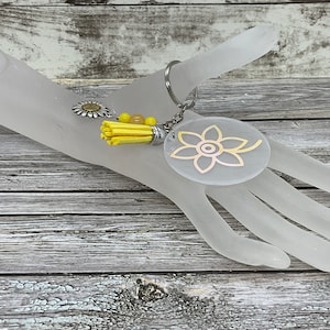 Gelber Blumencharme perlenbesetzter Quaste keychain, handgemachter Geldbeutelcharme, Taschenbeutelcharme, Geburtstagsgeschenk, spezielles Anlassgeschenk