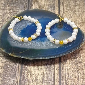 Pendientes de aro con cuentas de jade amarillo perla blanca, hechos a mano
