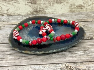 Set Di 6 Braccialetti Natalizi Con Perline E Ciondoli – Elastici E Impilabili, Tema Rosso E Verde – Regalo Fai Da Te Per Donne E Ragazze