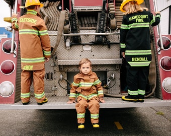 Costume autentico da pompiere per bambini PERSONALIZZATO con applicazioni (proprio come i veri afflussi alle urne) Nessun vinile termoadesivo! Il miglior costume di Halloween per bambini!