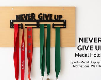 Könnte beinhalten: Ein hölzernes Medaillen-Display mit den schwarzen Worten "NEVER GIVE UP". Das Regal hält rote und grüne Bänder, mit dem Text "Toolfacttar" auf den roten Bändern. Es ist eine motivierende Wanddekoration.