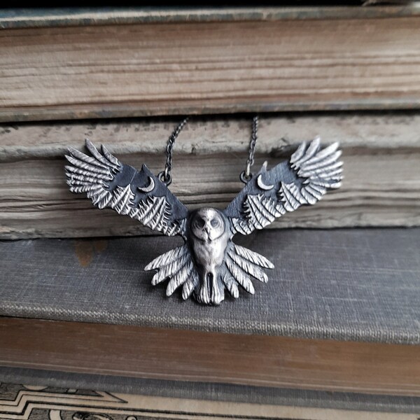 Abrazo de búho. Collar de búho volador. Gran collar de búho gris.