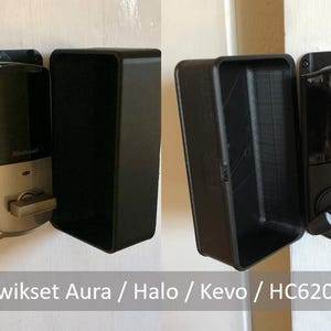 Könnte beinhalten: Zwei intelligente Türschlösser, eines in Silber und das andere in Schwarz, sind an einer weißen Tür montiert. Die Schlösser befinden sich neben schwarzen Schutzhüllen. Der Text "Kwikset Aura / Halo / Kevo / HC620" steht unten.