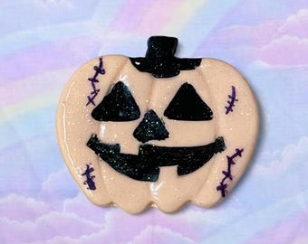 Pastellfärgad Halloween-brosch med läskiga pumpor