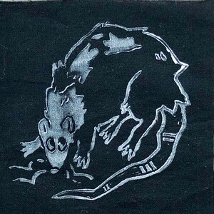 Könnte beinhalten: Schwarzer Stoffaufnäher mit einer weißen Illustration einer Ratte. Die Ratte ist in einem Cartoon-Stil dargestellt, mit einem langen Schwanz und großen Augen. Das Design ist weiß auf dem schwarzen Stoff umrandet.