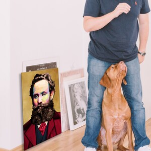 Könnte beinhalten: Ein farbenfrohes Pop-Art-Porträt eines Mannes mit Bart und Schnurrbart, der eine rote Jacke und ein blaues Hemd trägt. Das Porträt ist auf Leinwand gedruckt und in einem schwarzen Rahmen gerahmt. Die Leinwand hängt an einer weißen Wand.