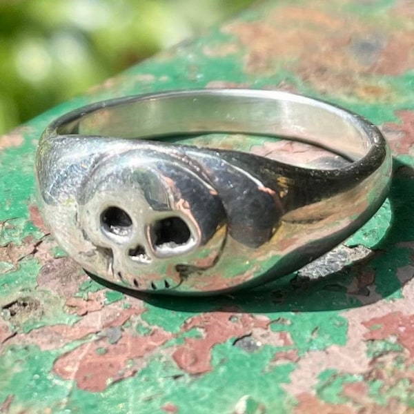 Claudius Skull Ring, a deathly signet.