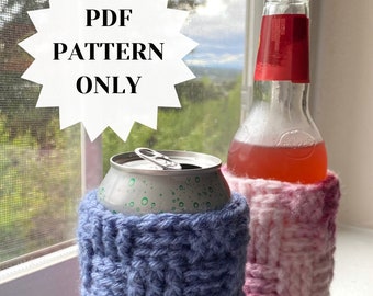 Op de afbeelding: PDF-patroon voor het haken van een drankenhoes. De afbeelding toont twee afgewerkte hoezen, een in blauw en een in roze, op een blikje en een fles.