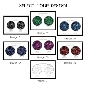 Könnte beinhalten: Sieben gerahmte Drucke mit der Aufschrift SELECT YOUR DESIGN, jeweils betitelt OUR LOVE STORY mit den Namen Harry & Amanda. Jeder Druck zeigt zwei kreisförmige Sternenkarten mit Daten und Orten für Engaged und Married in Schwarz, Grün, Blau, Lila, Rot oder Weiß.