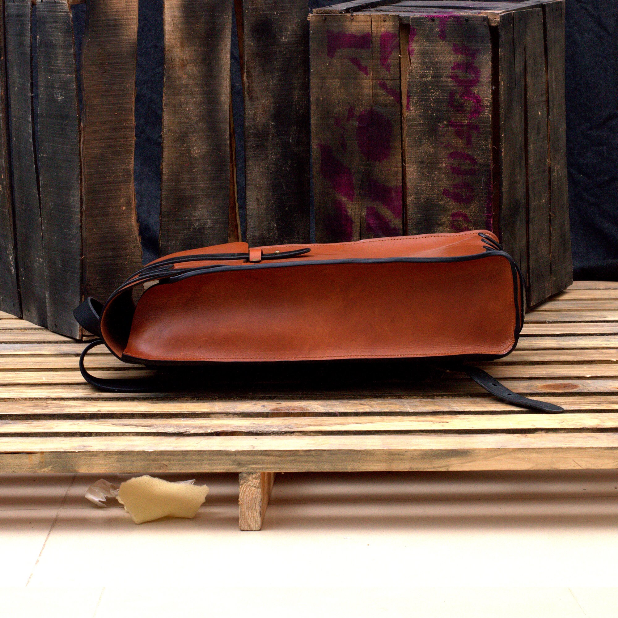 Vintage Brown Leather Backpack – Vegetable Tanned Laptop  display picture 1