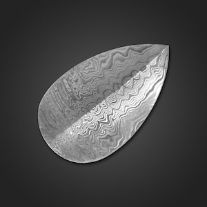 Op de afbeelding: Een zilveren, traanvormig, metalen blad met een golvend, gepatenteerd oppervlak.