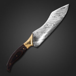 Puede incluir: Un cuchillo curvo de color plateado con mango de madera y detalles en latón. La hoja tiene un patrón único y en espiral.