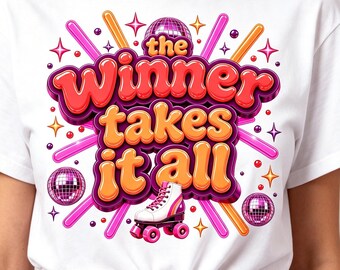 Może przedstawiać: Biały t-shirt z grafiką przedstawiającą napis "the Winner takes it all" pogrubioną, pomarańczowo-czerwoną czcionką 3D. Wzór zawiera białe wrotki, trzy fioletowe kule dyskotekowe oraz różnorodne różowe i pomarańczowe gwiazdki.