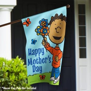 Pode incluir: Uma bandeira de casa azul e branca com um personagem de desenho animado segurando flores. A bandeira diz "Feliz Dia das M&atilde;es".