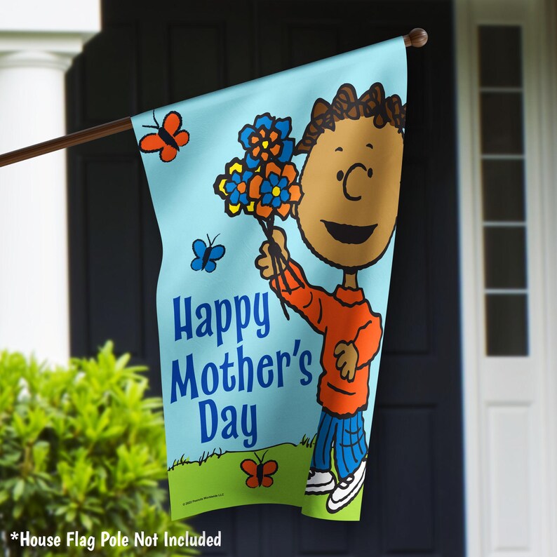 Pode incluir: Uma bandeira de casa azul e branca com um personagem de desenho animado segurando flores. A bandeira diz "Feliz Dia das M&atilde;es".