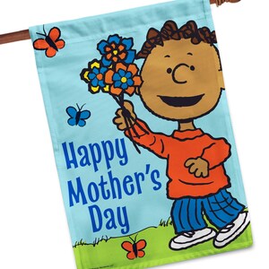Pode incluir: Uma bandeira de jardim azul e verde com um personagem de desenho animado segurando flores. O texto "Happy Mother's Day" est&aacute; impresso na bandeira.