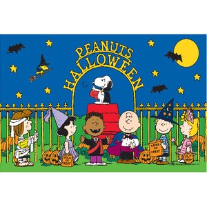 Op de afbeelding: Een Peanuts Halloween-illustratie met Snoopy verkleed als vampier, Charlie Brown verkleed als spook, Lucy verkleed als heks, Linus verkleed als mummie, Sally verkleed als prinses en Franklin verkleed als vampier. De illustratie speelt zich af tegen een blauwe nachthemel met sterren en vleermuizen.