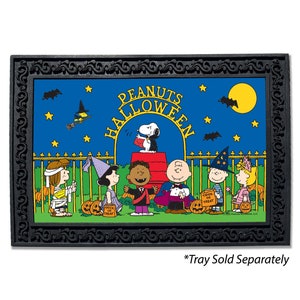 Op de afbeelding: Een Peanuts Halloween deurmat met Snoopy verkleed als vampier, Charlie Brown verkleed als spook, Lucy verkleed als heks, Linus verkleed als vampier en Sally verkleed als spook. De deurmat heeft een zwart frame met een decoratieve rand.