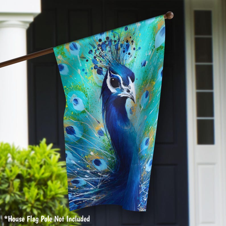 K&ouml;nnte beinhalten: Eine Hausflagge mit einem farbenfrohen Pfau mit blauen, gr&uuml;nen und goldenen Federn. Der Kopf des Pfaus ist zur Seite gedreht, und sein Auge ist sichtbar. Der Hintergrund ist hellblau mit goldenen Farbstichen.