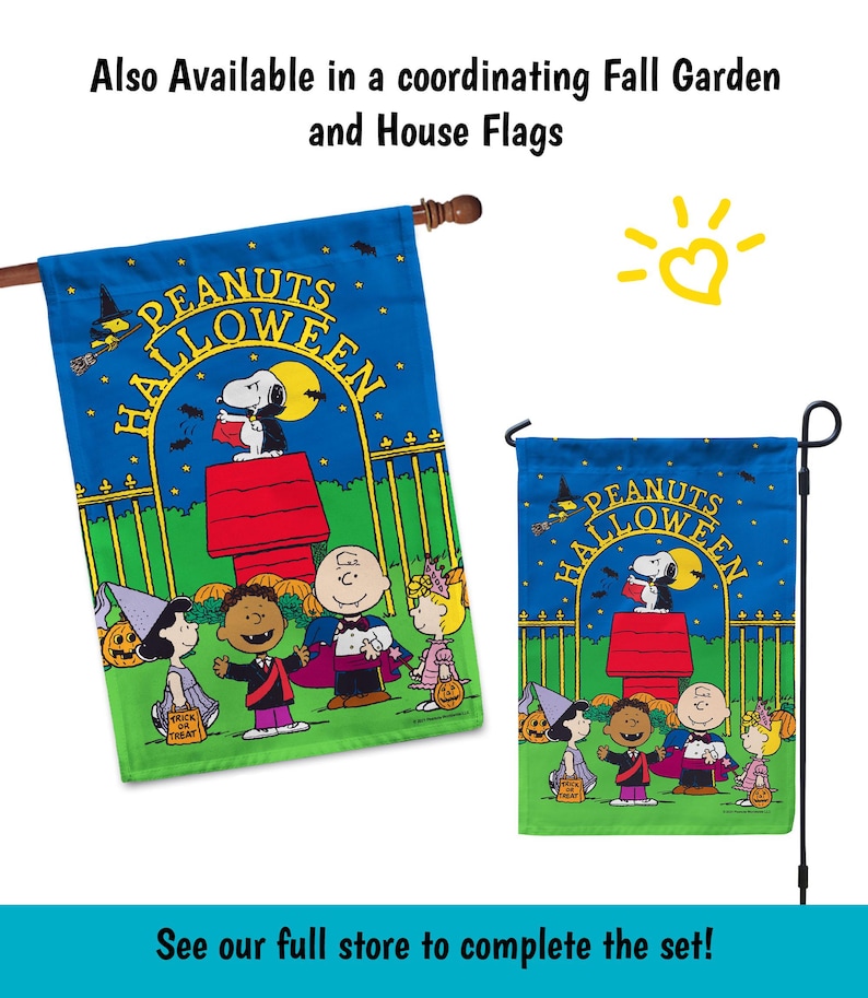 Op de afbeelding: Een Peanuts Halloween-tuin vlag met een blauwe achtergrond en een groen gazon. De vlag toont Snoopy verkleed als een vampier, Charlie Brown, Lucy, Linus en Sally verkleed in Halloween-kostuums. De tekst "PEANUTS HALLOWEEN" staat in een cirkel bovenaan de vlag.