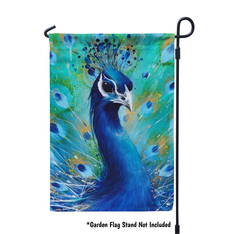 K&ouml;nnte beinhalten: Eine Gartenflagge mit einem blauen Pfau auf einem leuchtend blauen und gr&uuml;nen Hintergrund. Der Kopf des Pfaus ist zur Seite gedreht, und seine Federn sind hinter ihm ausgebreitet. Die Flagge ist mit einem Aquarell-Effekt bedruckt.