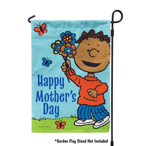 Pode incluir: Uma bandeira de jardim azul com um personagem de desenho animado segurando um buqu&ecirc; de flores. O texto "Happy Mother's Day" est&aacute; impresso na bandeira.