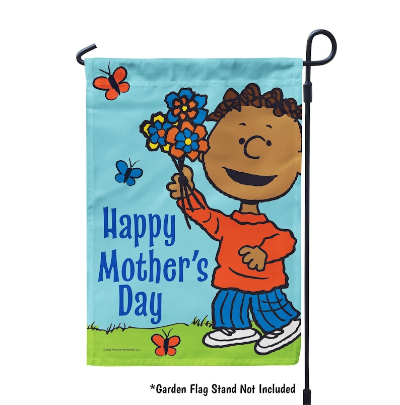 Pode incluir: Uma bandeira de jardim azul com um personagem de desenho animado segurando um buqu&ecirc; de flores. O texto "Happy Mother's Day" est&aacute; impresso na bandeira.