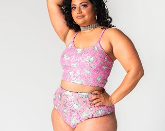 Shorty taille haute rose, blanc et argent à imprimé léopard et paillettes pour une tenue de festival ou un événement rave | Disponible en ensembles assortis et en grande taille